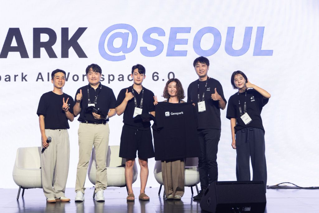 Zes Genspark-collega's op het podium bij Genspark @ Seoul, voor een groot scherm met @SEOUL