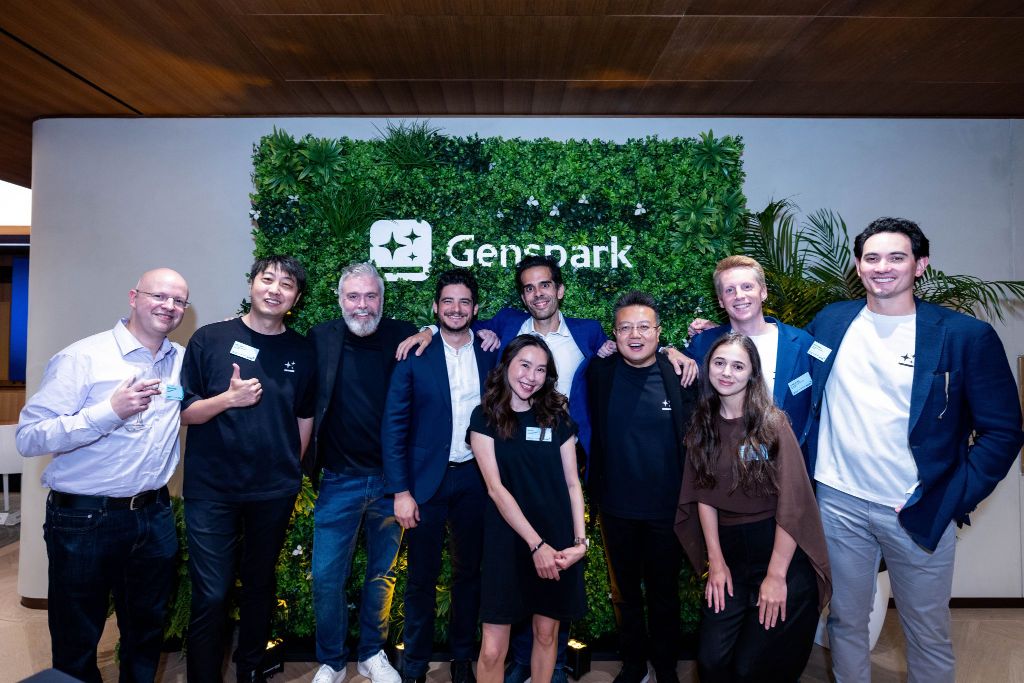 Het Genspark-team staat samen voor een Genspark-logo op een plantenwand