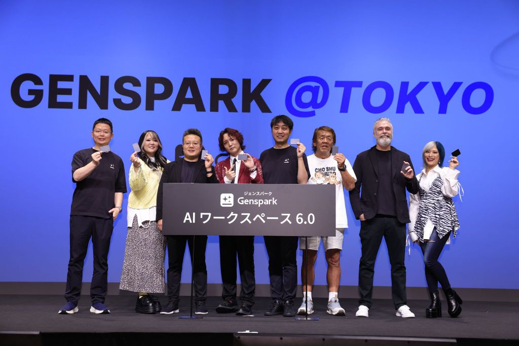 Het Genspark-team op het podium bij Genspark @ Tokyo tijdens de lancering van AI Workspace 6.0